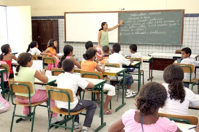 http://www.grzero.com.br/wp-content/uploads/2009/07/sala-de-aula-1.jpg