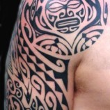 Tattoo tribal no braço com imagens e significados