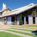 Fachadas de casas simples com janelas de madeira