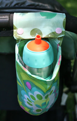 Porta-mamadeira para carrinho de bebê é prático e muito interessante (Foto: sewcando.com) 