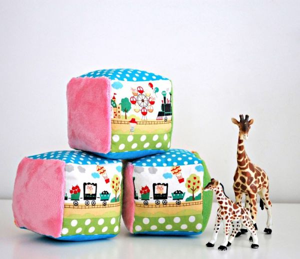 Brinquedo de tecido para bebê pode ter o estilo que você preferir (Foto: whileshenaps.com)  
