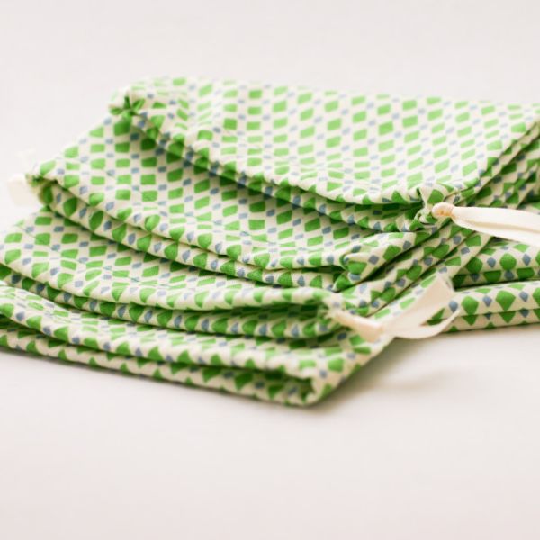 Estes saquinhos de tecido são muito versáteis e podem acomodar qualquer coisa (Foto: flaxandtwine.com)