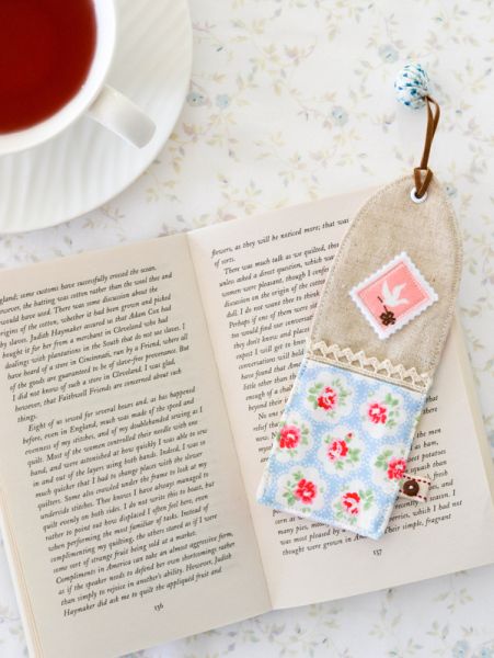 Este diferente marcador de livro com tecidos pode ter o padrão que você desejar (Foto: downgrapevinelane.com) 
