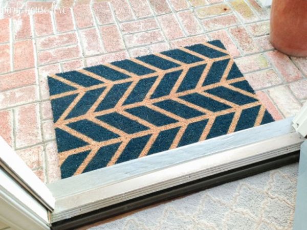 Personalizar um tapete de porta vai fazer a sua casa ficar mais bonita (Foto: parkhouselove.com)