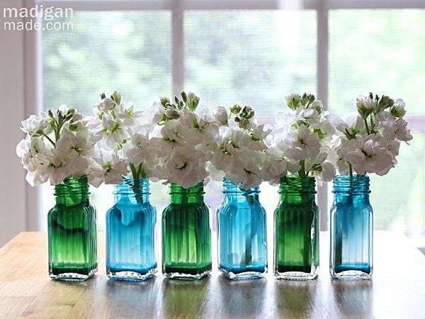 Estes minivasos de flores fáceis de fazer podem ter as suas cores favoritas (Foto: casa.abril.com.br)