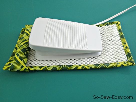 Este artesanato para máquina de costura é útil, mas também lindo, e vai decorar muito bem o seu ateliê (Foto: so-sew-easy.com)