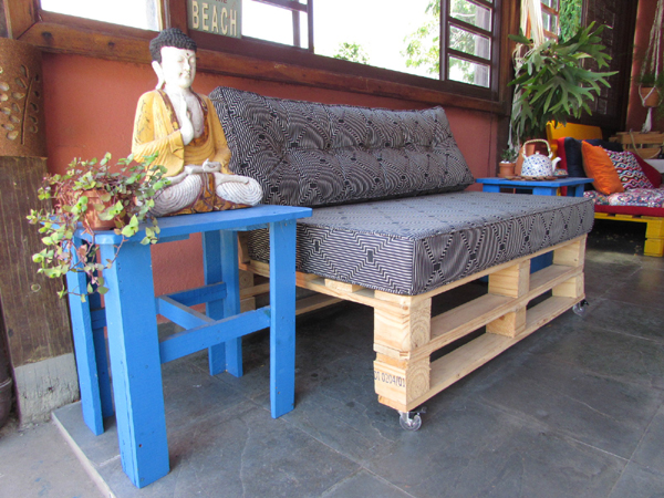 sofa de pallet com rodinhas