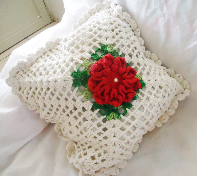 almofada de croche com rosa 
