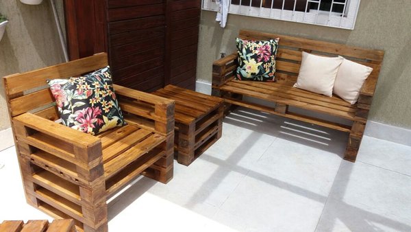 sofa de pallet no quintal 