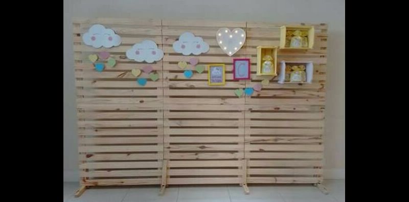 painel de pallet com enfeites