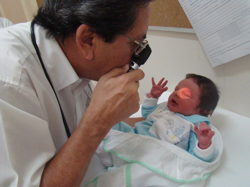 Quando fazer o teste do olhinho em recém-nascidos
