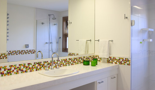 Banheiros decorados com faixas de pastilhas