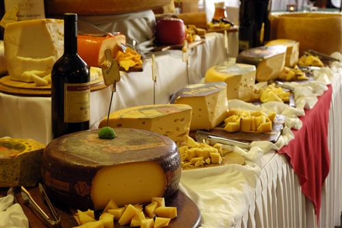 Decoração de mesa de queijos e vinhos