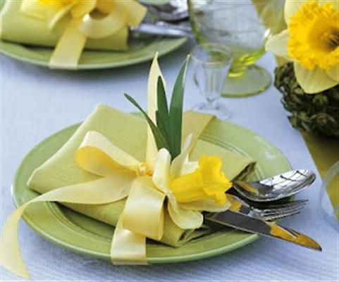 Decoração de mesa com talheres e guardanapos