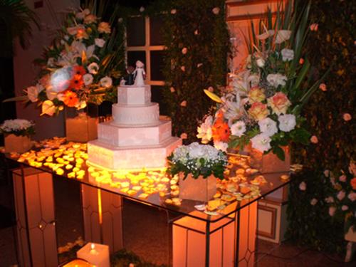 Decoração em mesa de vidro para casamento