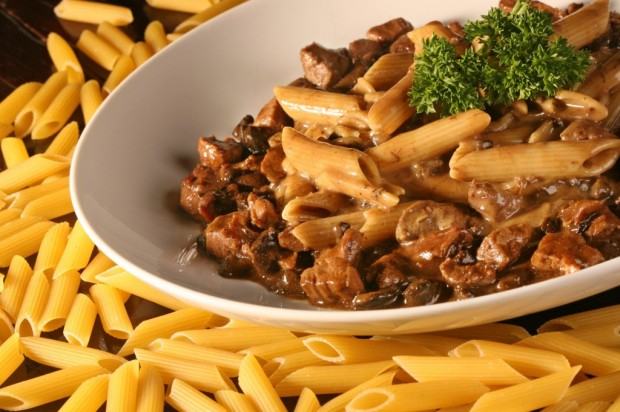 Penne ao funghi com filé mignon