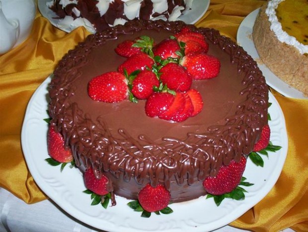 Torta de morango com chocolate fácil de fazer