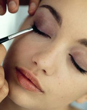 Como Combinar a Cor da Sombra com os Olhos