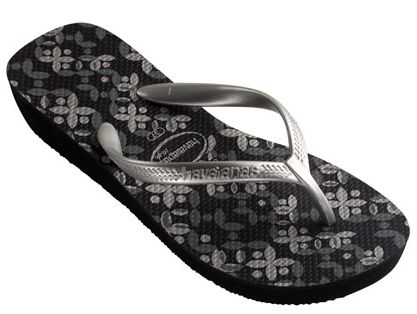 Os modelos de Havaianas com salto deixam qualquer produção basiquinha mais interessante (Foto: Divulgação) 