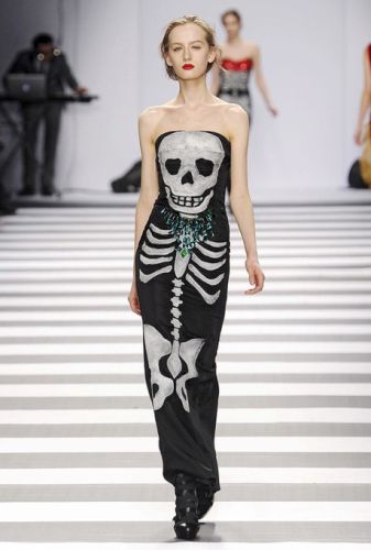 Você encontra um modelo de vestido skull para cada gosto e personalidade, desde os mais discretos até os mais excêntricos (Foto: Divulgação) 