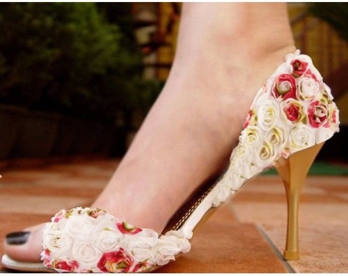 Sapato florido para noiva  (Foto:Divulgação).