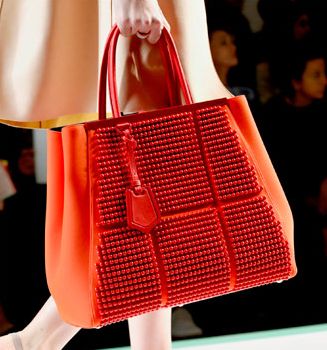 Os modelos de bolsas femininas coloridas 2013 deixarão seu visual muito mais interessante (Foto: Divulgação) 