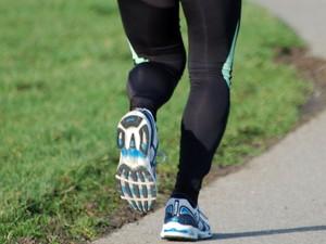 Escolher o tênis ideal é fundamental antes de começar a correr. (Foto: Divulgação).