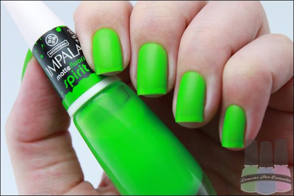 Unhas neon vêm com tudo no verão. (Foto: Divulgação).