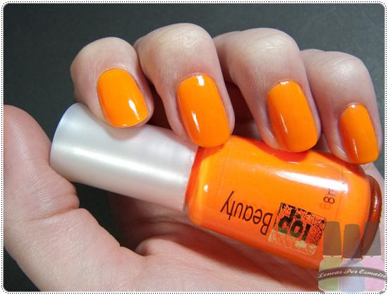 Unhas neon vêm com tudo no verão. (Foto: Divulgação).