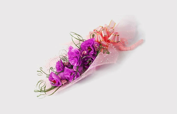 Arranjo de flores com papel decorado com crepom