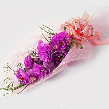 Arranjo de flores com papel decorado com crepom