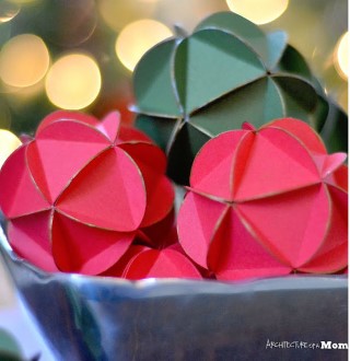 Como fazer bolas de Natal com papel couchê