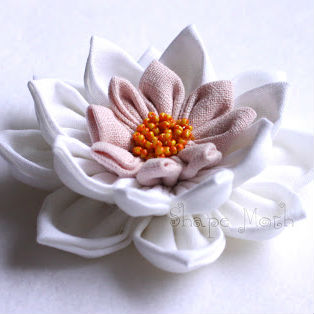 Flor decorada em tecido simples de fazer