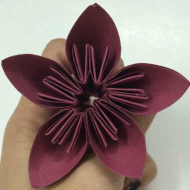 Flor de papel em origami fácil de fazer passo a passo