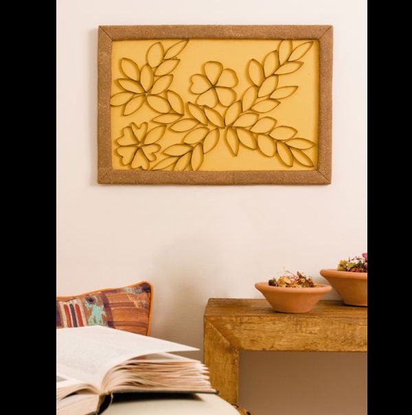 quadro com com rolo de papel higiênico amarelo