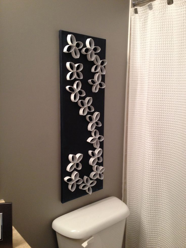 quadro com com rolo de papel higiênico no banheiro
