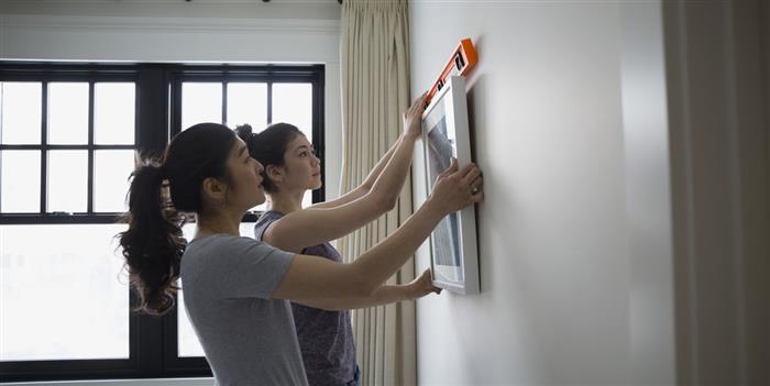 como colocar quadros na parede da sala