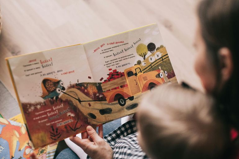 criança com livro