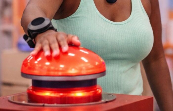 Tia Milena aperta Botão Misterioso no BBB 26 e ganha poder que pode mexer no Paredão