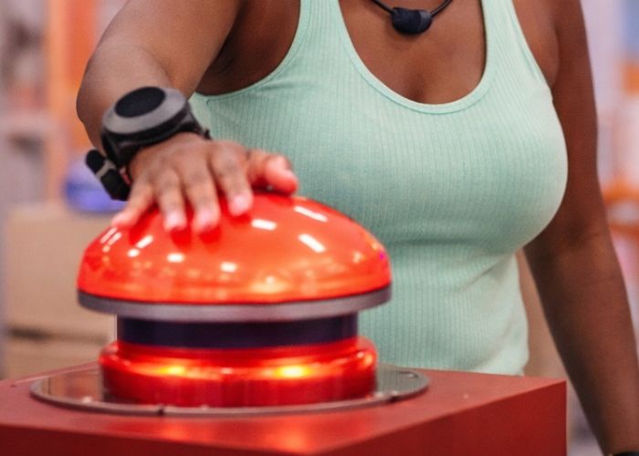 Tia Milena aperta Botão Misterioso no BBB 26 e ganha poder que pode mexer no Paredão